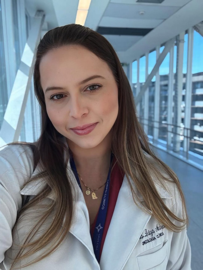 Dra. Luiza Andres de jaleco, no corredor do hospital